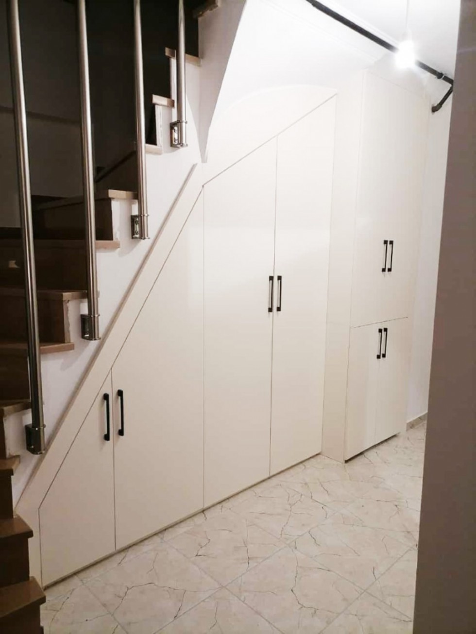 Kodu: 13645 - Bespoke Under-stairs Cupboards: A Modern Touch For Your Home