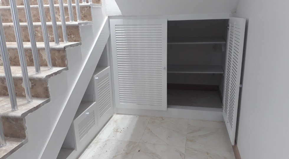 Kodu: 13649 - Bespoke Under-stairs Cupboards: A Modern Touch For Your Home